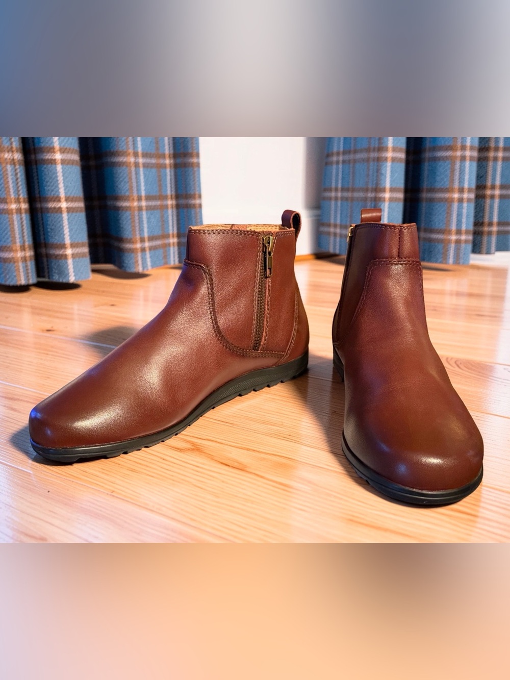 Taos NWT Sz 7 Brown Leather Chukka Zip Flat Rubber Sole Ankle Boots (SH435)